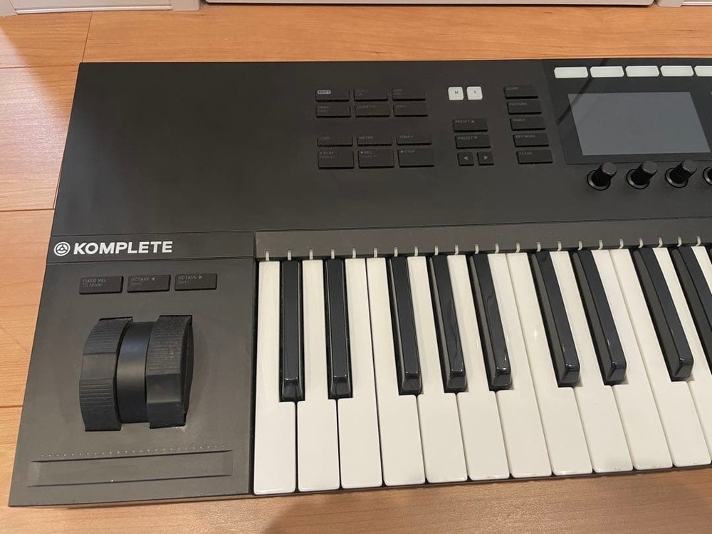 Native Instruments S-Series Komplete Kontrol S49 MK3 Keyboard Controller
