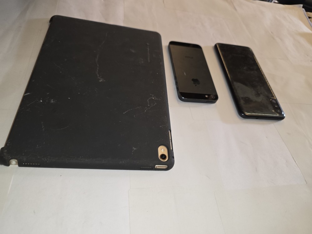 Broken Electronics Lot – Samsung Smartphone, Apple iPhone, Apple iPad Tablet –