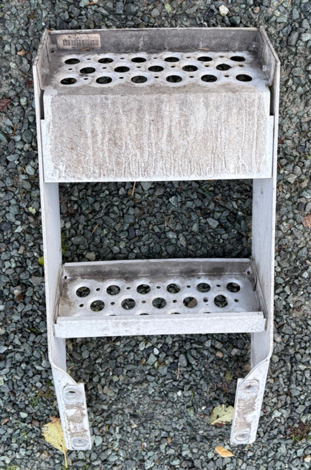 2013 Kenworth T680 13" Frame Step