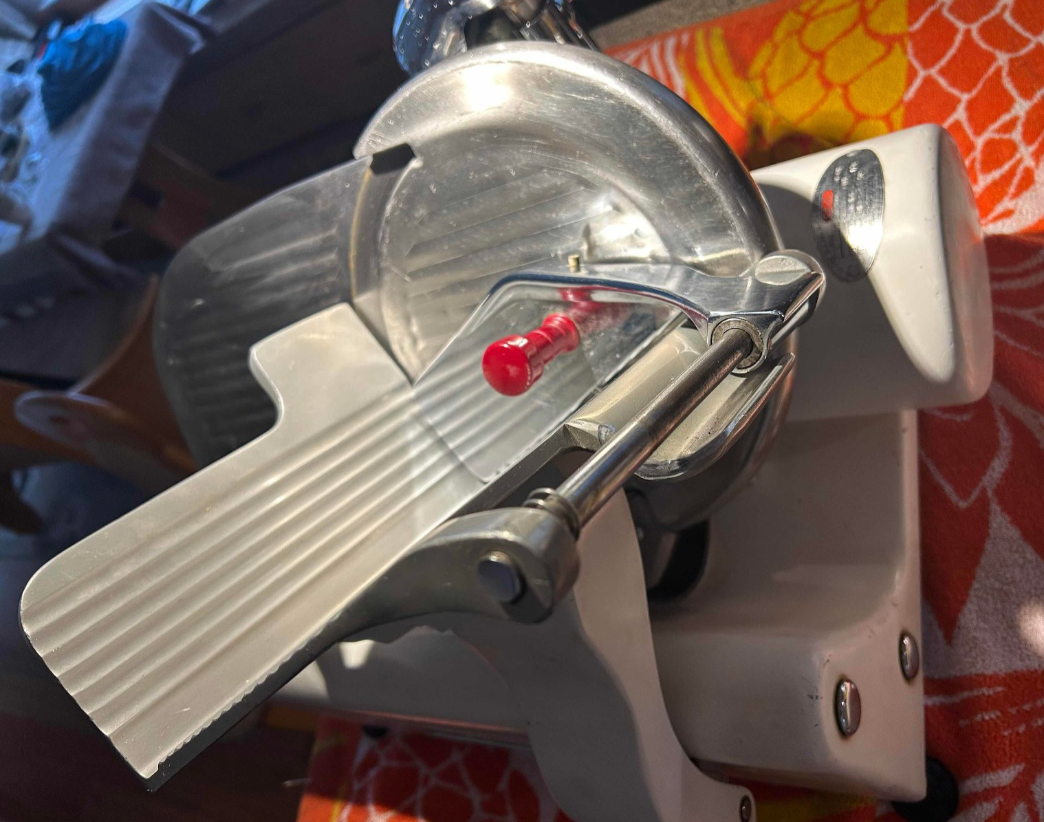 Globe C1620 Commercial Meat Slicer w. Built-in Sharpener