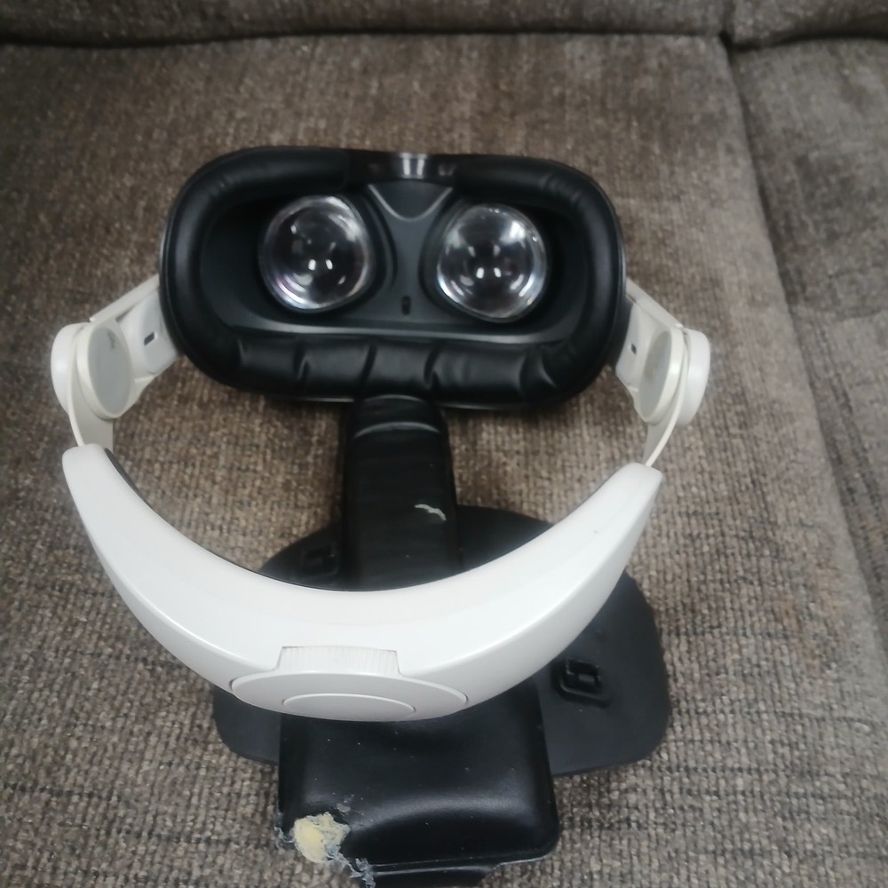 Meta Oculus Quest 2 64gb Standalone VR (Headset Only) For Parts/UNTESTED