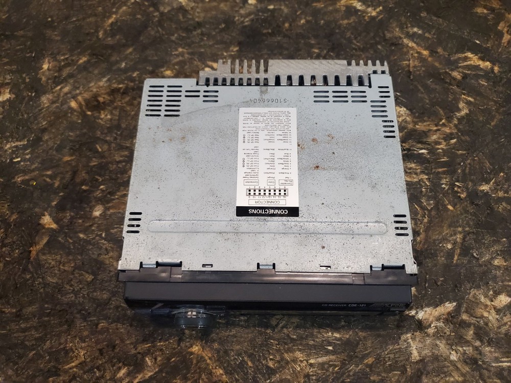 Alpine CDE-121 Radio Head Unit
