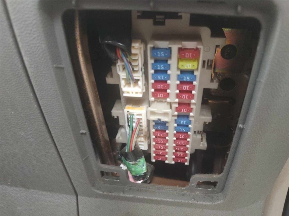 ARMADA    2004 Fuse Box Cabin 6763