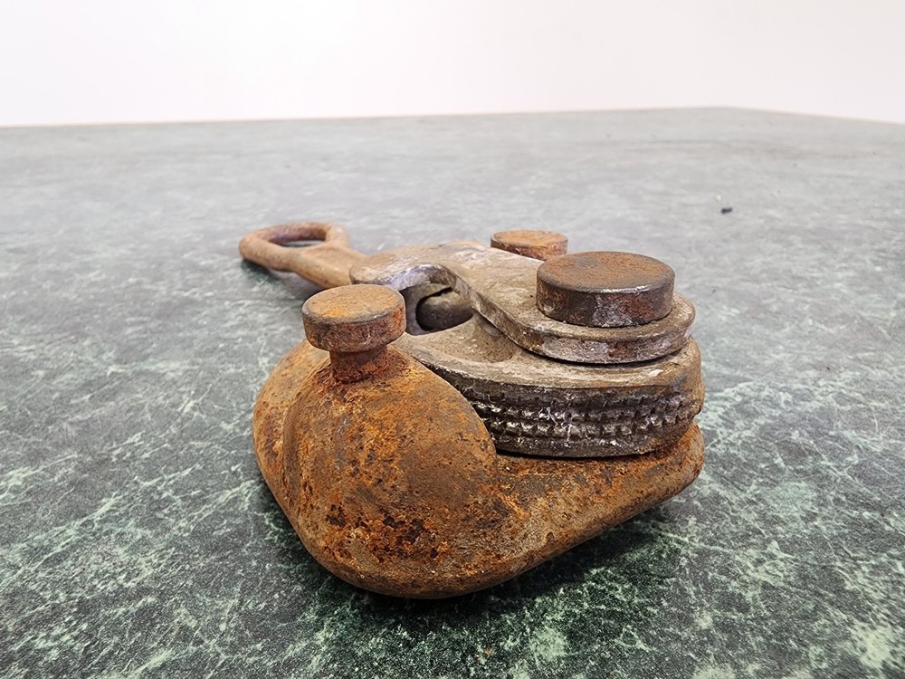 Klein Tools Haven's Grip with Swing Latch - (1604-20L)