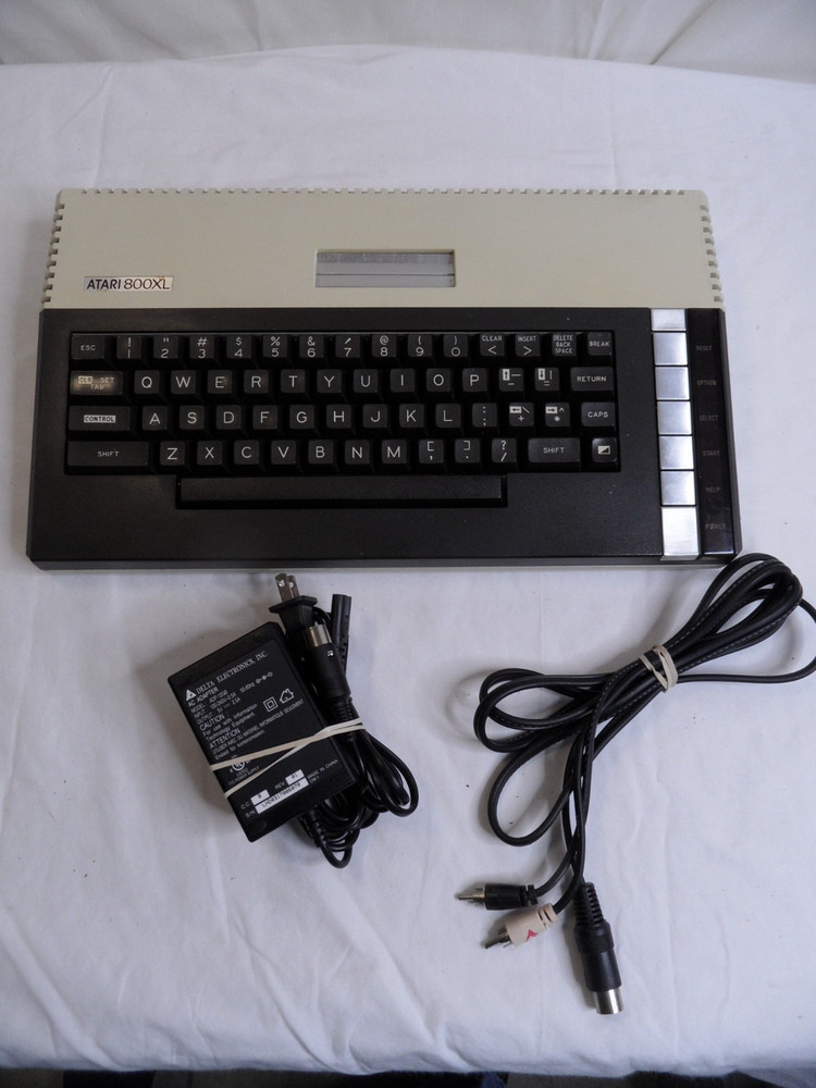 Atari 800 XL Computer Tested & Working w/ Power and composite video cable US ver
