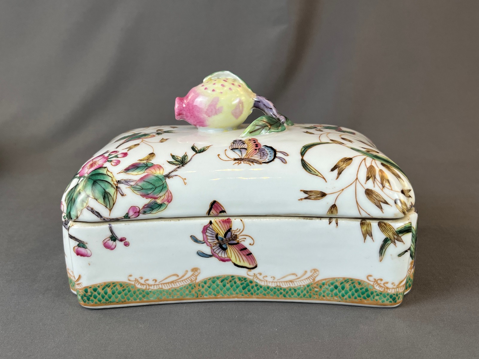 Hua Rong Tang Zhi Porcelain Hand-Painted 8" Lidded Box w/Pomegrante Finial: MINT