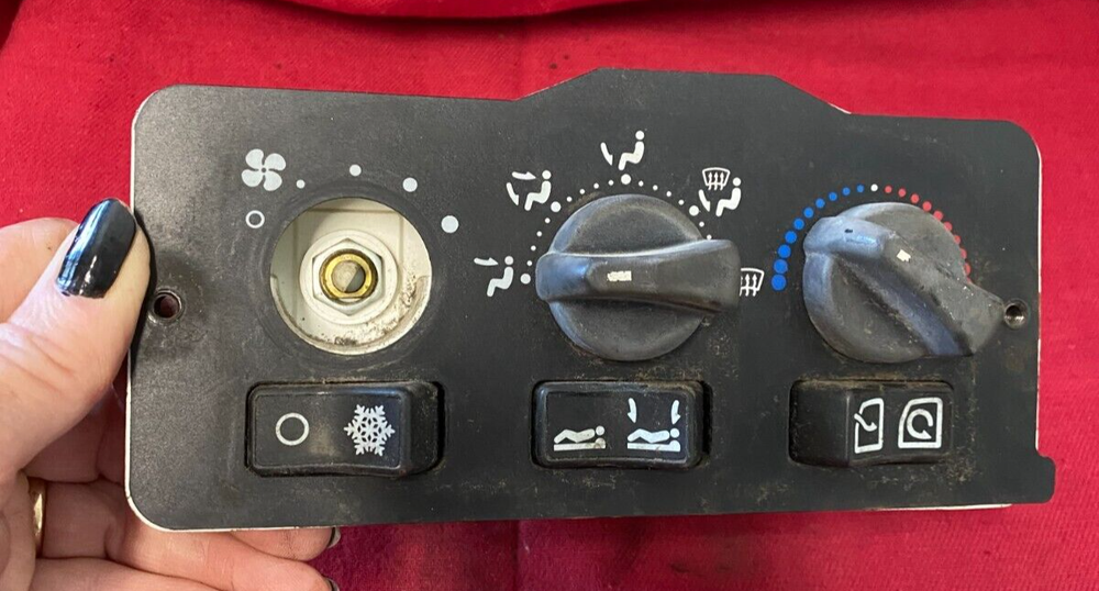 BERGSTROM TEMPERATURE CONTROL SWITCH,OEM, MISSING KNOBS , KENWORTH F21-1005-1