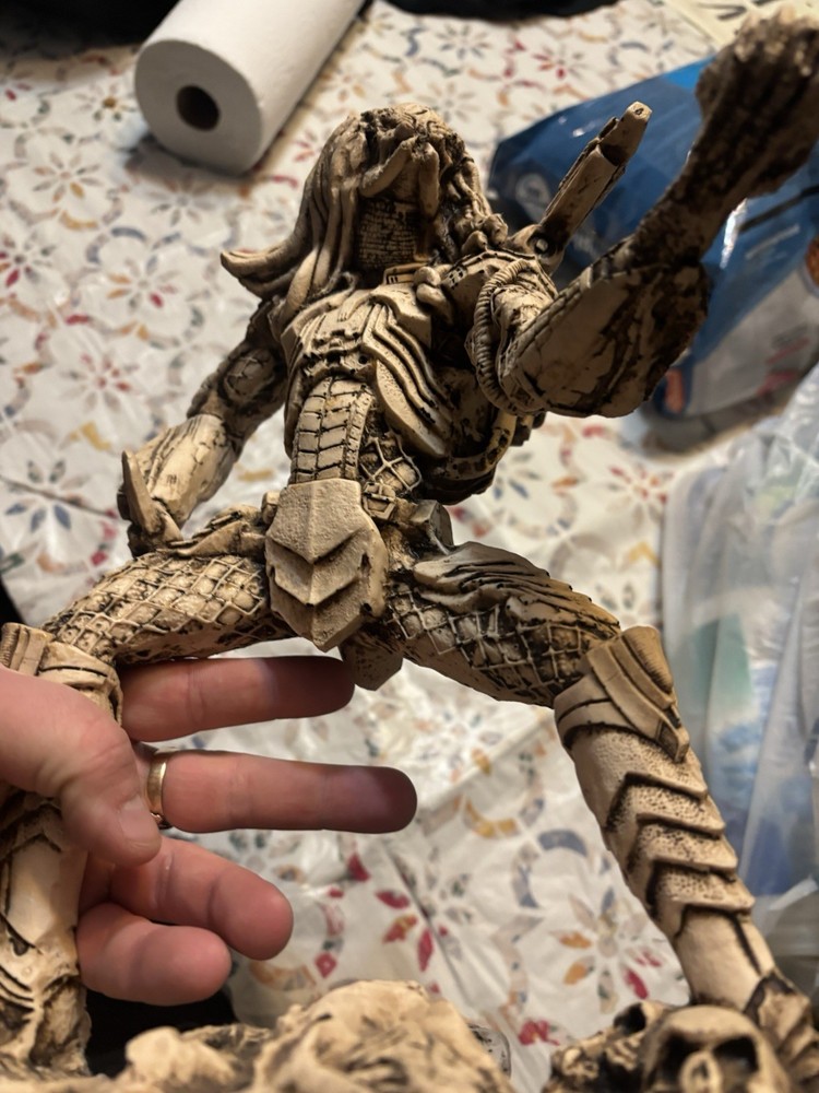 Alien Vs. Predator: Alien Defeated By Predator Statue