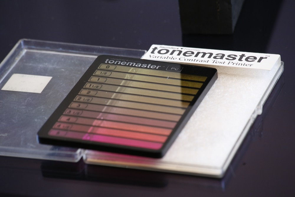 4x5 photography developing tool - Glass variable contrast test printer