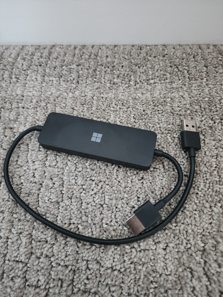 Microsoft 4K Wireless Display Adapter Model 1942 UTH-00001