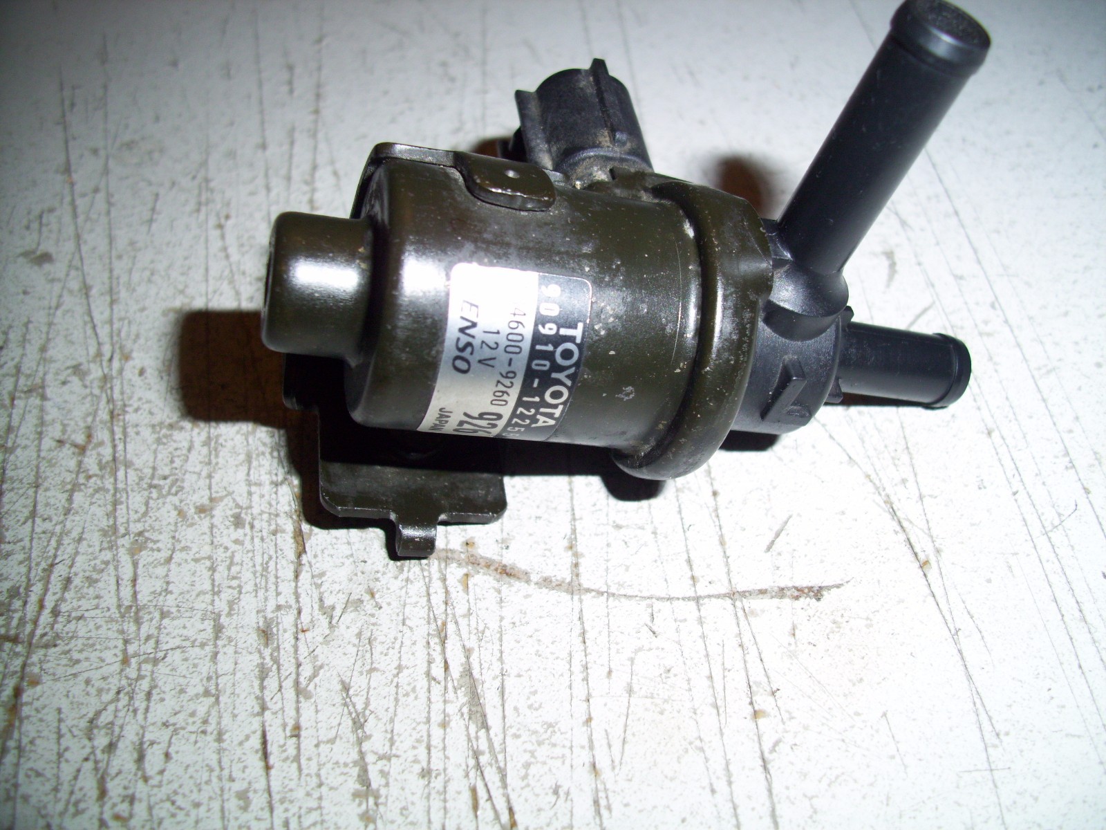 2003-06 Toyota Corolla /Matrix Genuine Vacuum Switch Valve # 90910-12255