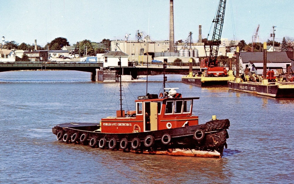 THE TUG DAUNTLESS ON THE MANITOWOC RIVER - PC982