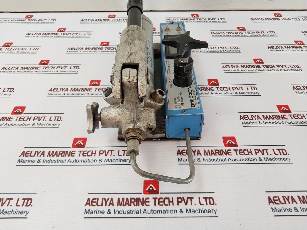 OMICRON OTE-P202 Pressure Calibrator with Hand Pump