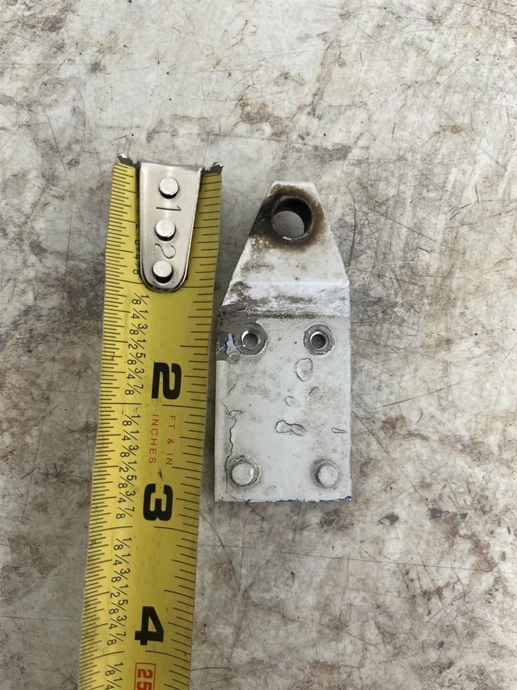 68 Cessna 150 H outer outboard elevator hinge mount bracket 0432165-1