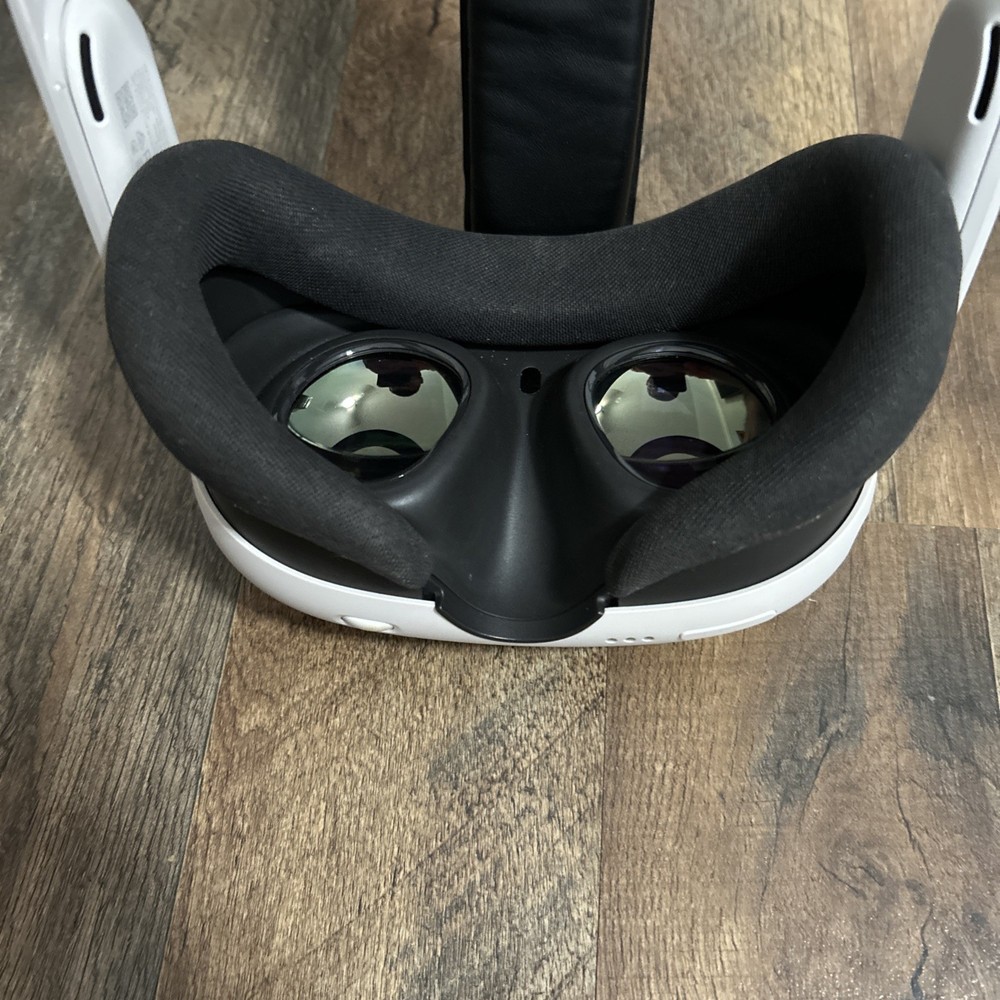 Meta Oculus Quest 3 - 128GB - Headset ONLY - Great Condition