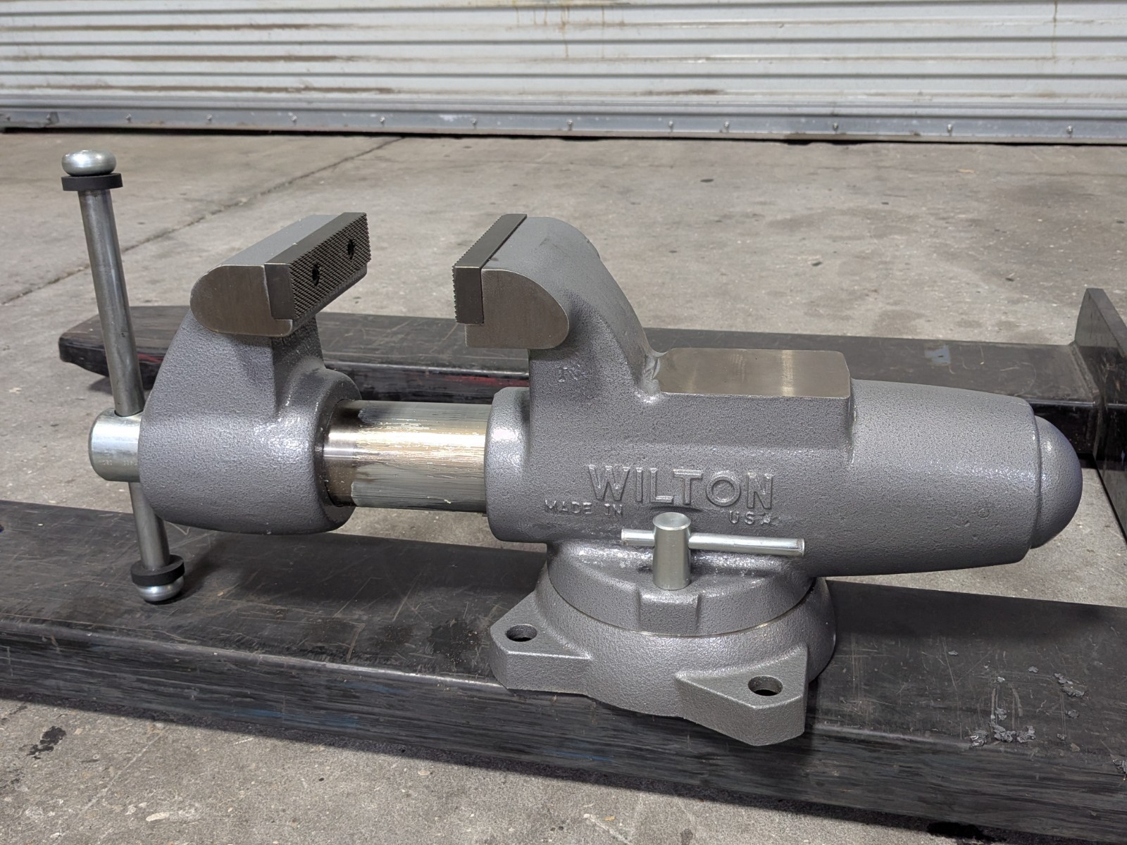 Wilton Round Channel Machinist Vise w/ Swivel Base 5" Jaw Width 8" Opening 28832