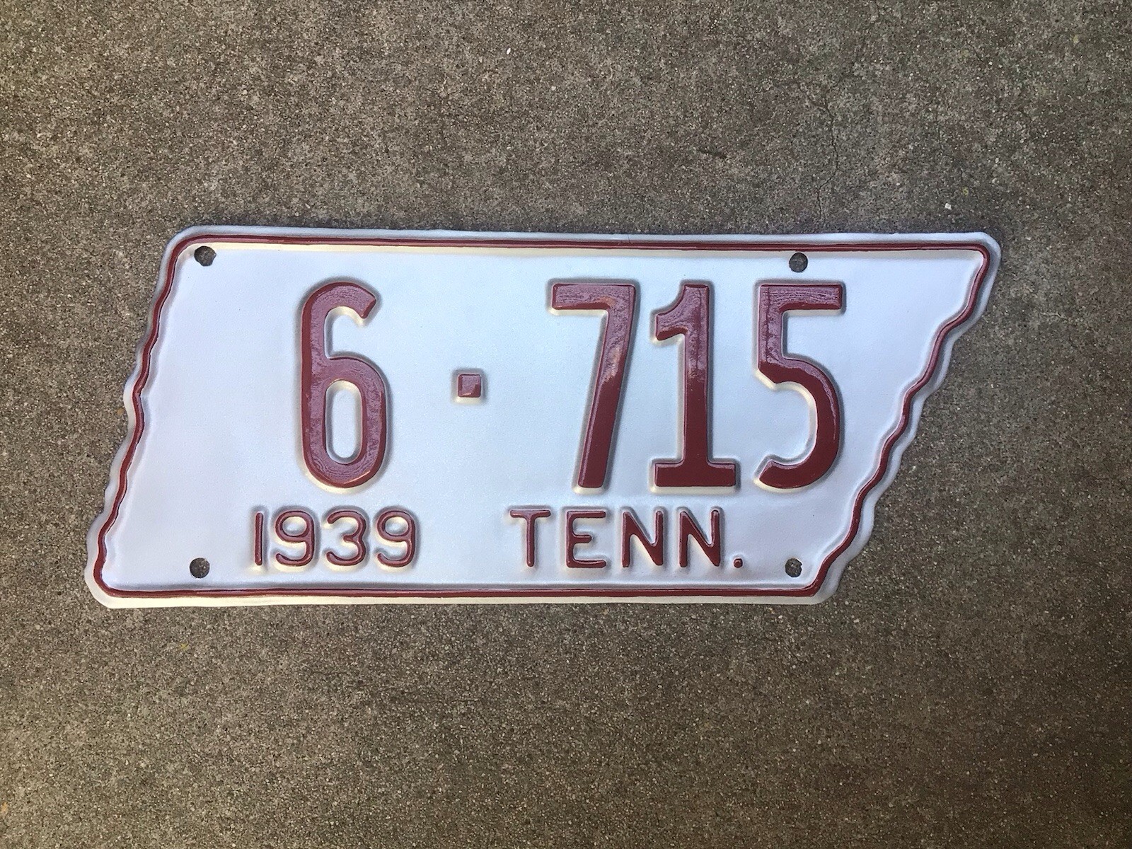 1939 - TENNESSEE - STATE  SHAPED - LICENSE PLATE - REPAINTED
