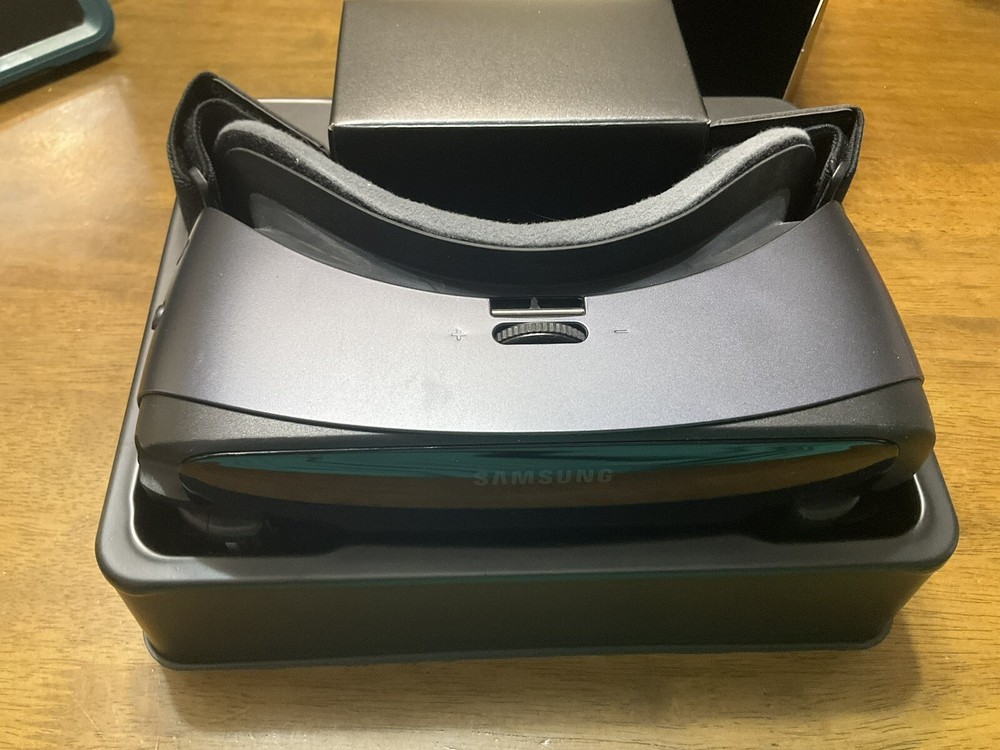 Samsung Gear VR Powered By Oculus Virtual Headset W/Controller SM-R324