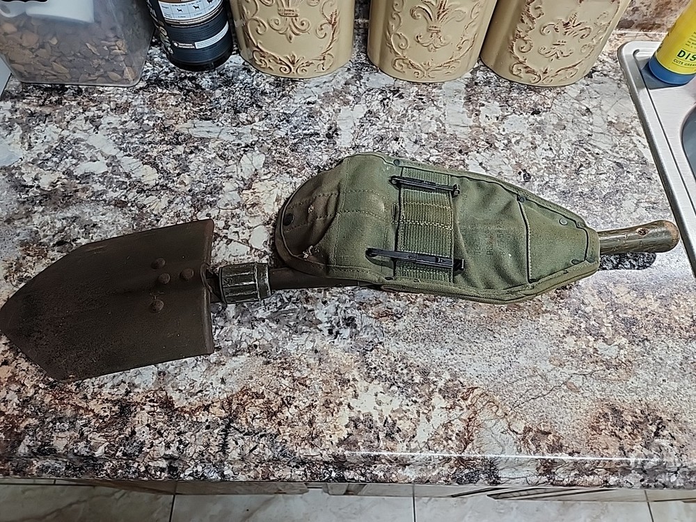 U.S. ARMY 1944 COMBAT FIELD SHOVEL AND CARRIER COVER WW2 Military Trench "Wood"