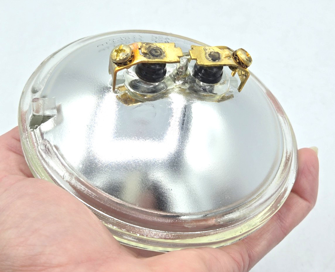 Oshino Q4631 Aircraft Landing Light PAR36 13V 250W Sealed Beam Lamps *NIB