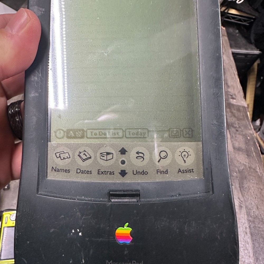 APPLE NEWTON MESSAGEPAD 110 Powers Up - No stylus or accessories