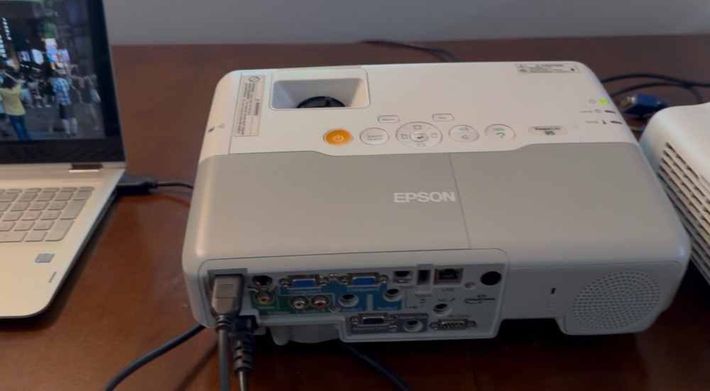 Epson PowerLite 95 - H383A - 3LCD Projector - Lamp Runtime ? Gently Used