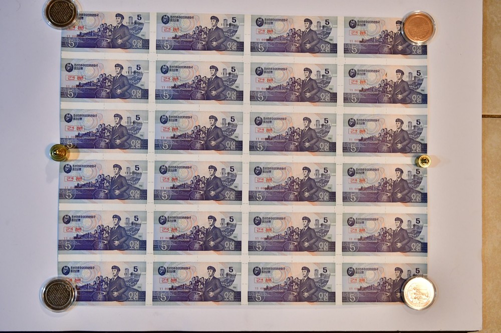 5 Won 1998 Specimen uncut sheet 0f 24 solid fancy Serial number 0000000..!