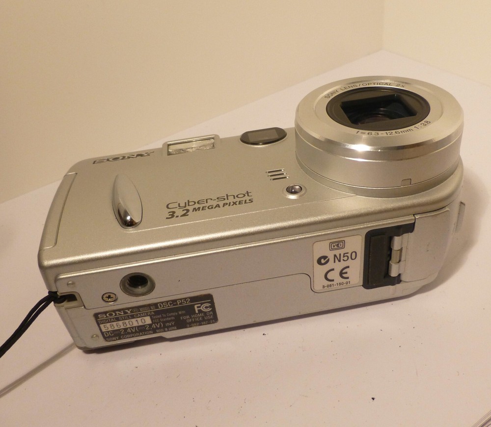 SONY DSC-P52 Digital Camera , 3.2 meg ,  FULLY WORKING   (010)