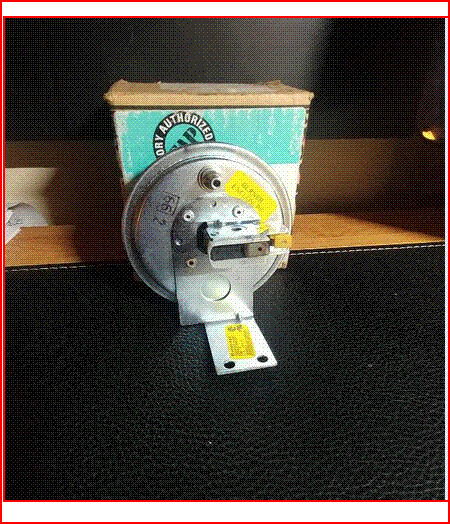 Carrier HK06WC012 Pressure Switch w/ Bracket