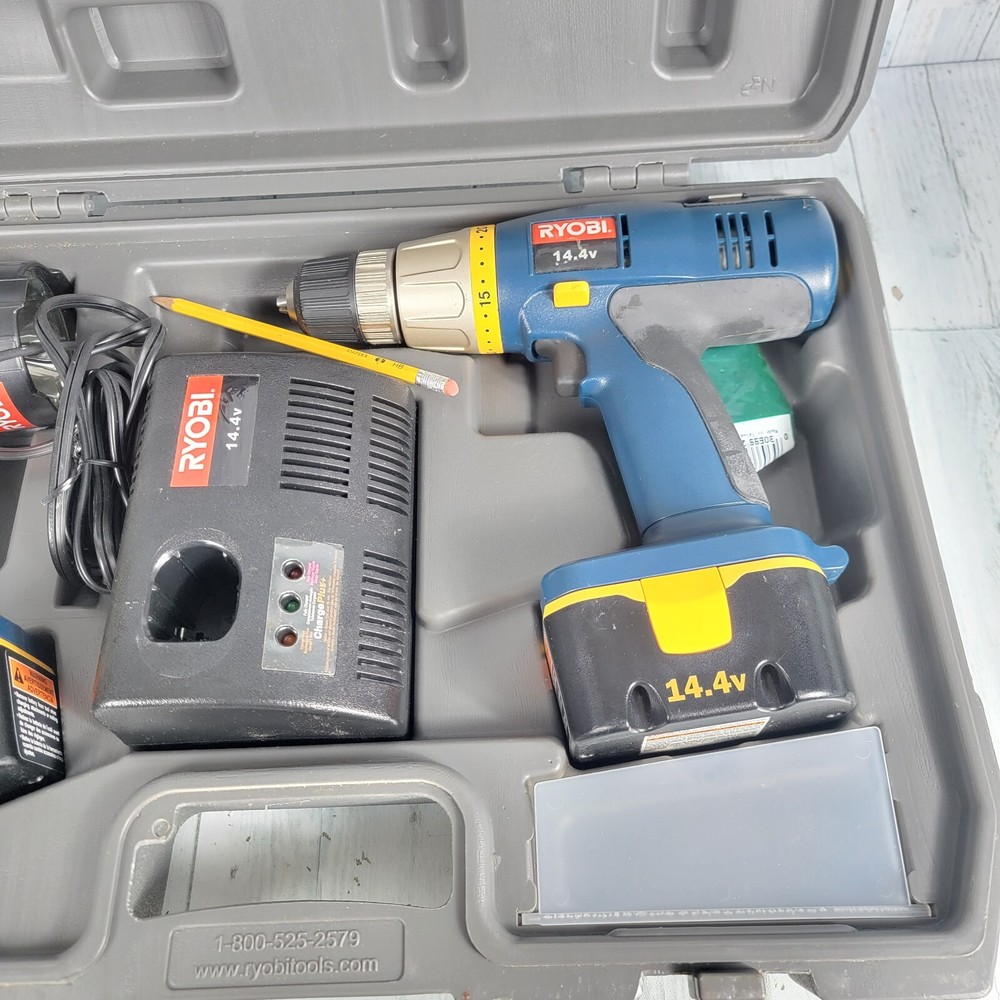 RYOBI TOOLS Tool Set SA14402 DRILL & FL1400 FLASHLIGHT KIT (TDW002188)