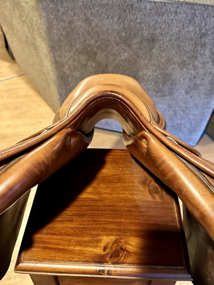 18" Antares Close Contact Saddle, Medium Width, Short Flap