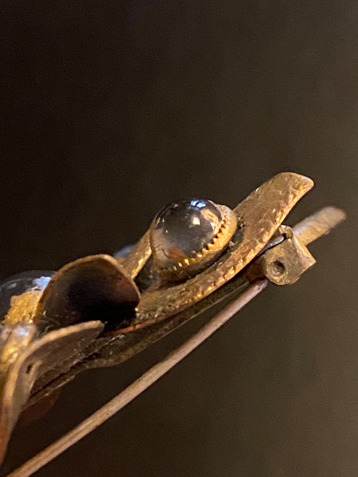VTG Antique Gold Tone Layered Floral Brooch Gray Glass Cabochon Leaf Flower Pin