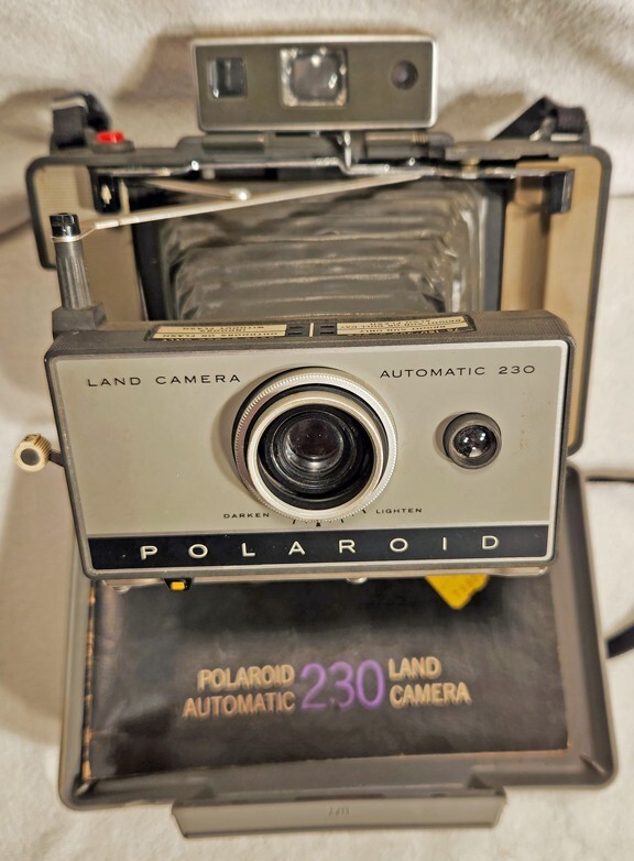 Polaroid Automatic 230 Land Camera Used