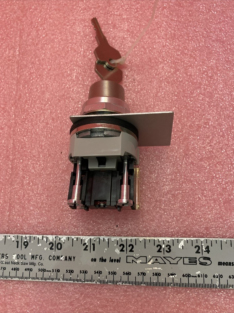 Allen Bradley 800T-H33 Position Keyed Selector Switch