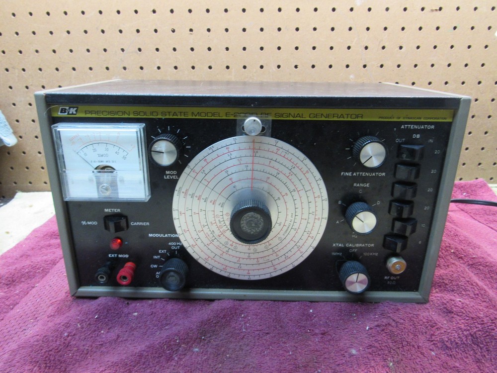 Vintage B & K Precision E-200D Solid State RF Signal Generator Dynascan