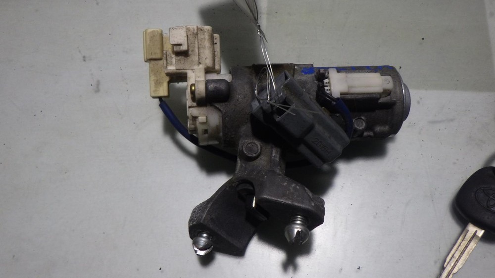 06 TOYOTA COROLLA Ignition W/Key
