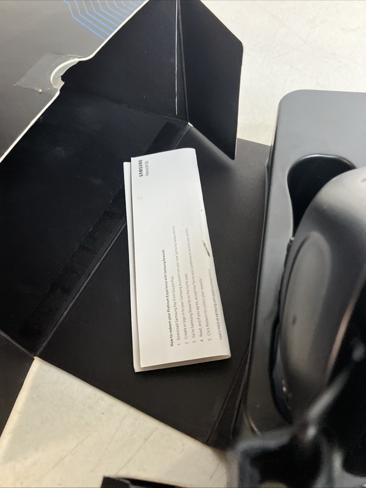 Samsung Gear VR SM-R324 Headset with Controller Powered By Oculus