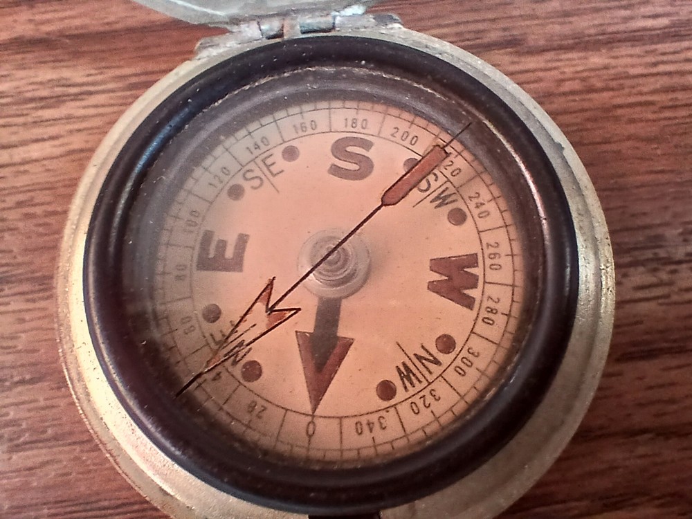 Rare vintage dial operating pocket compass (WWI).