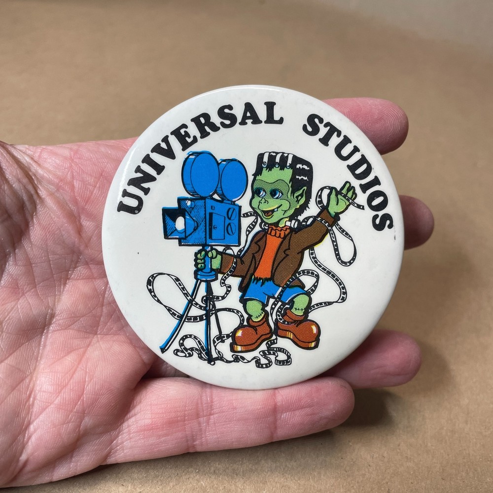 Excellent condition 1976 UNIVERSAL CITY STUDIOS PINBACK BUTTON FRANKENSTEIN
