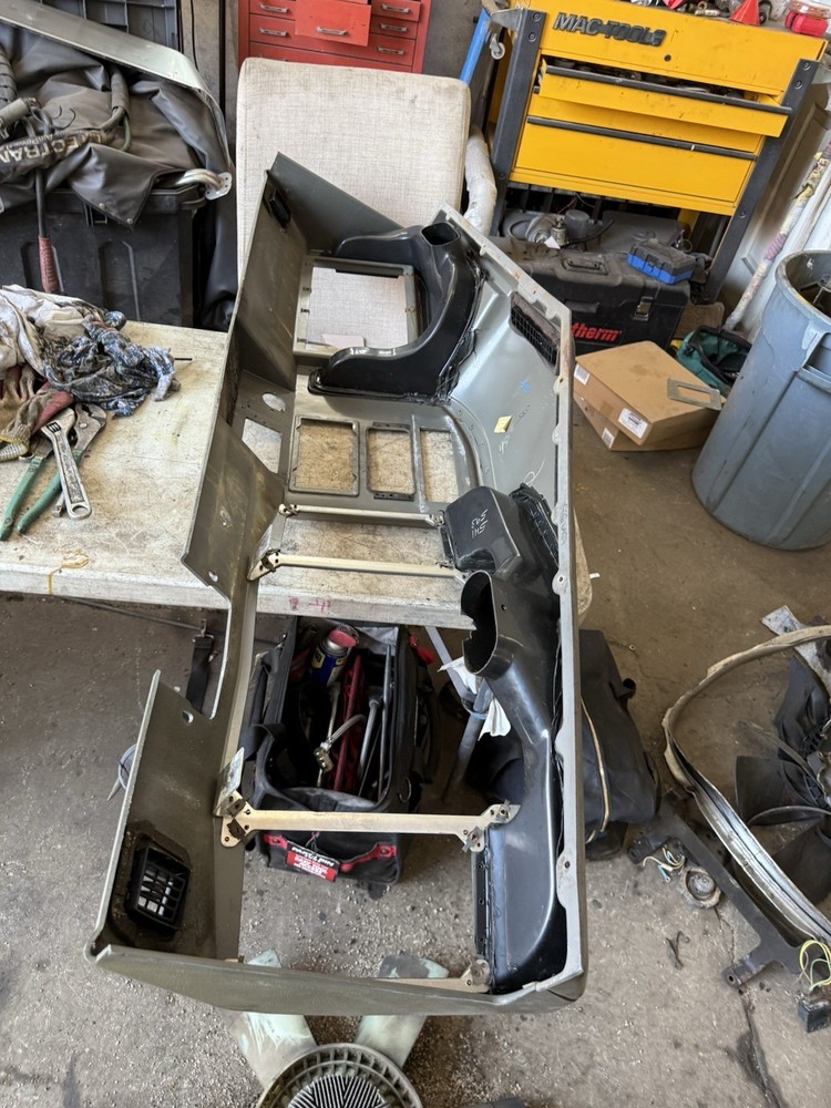 PETERBILT DASH SHELL NICE SHAPE 17 03847002 FR