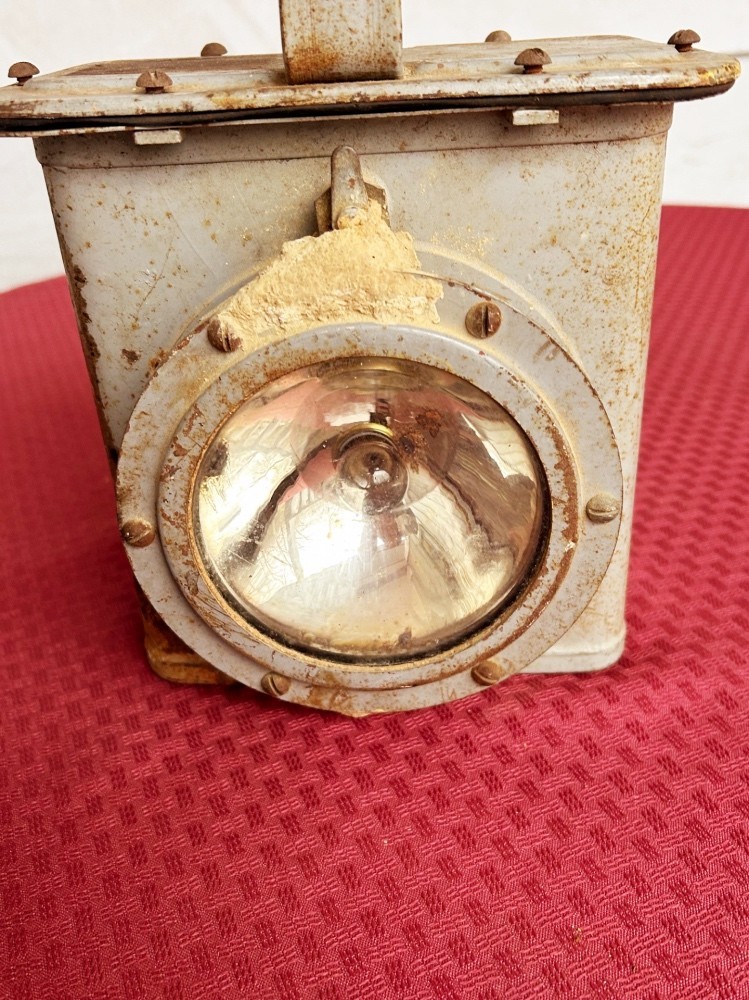 Original OCEANIC PRODUCTS WWII Navy Battery Lantern