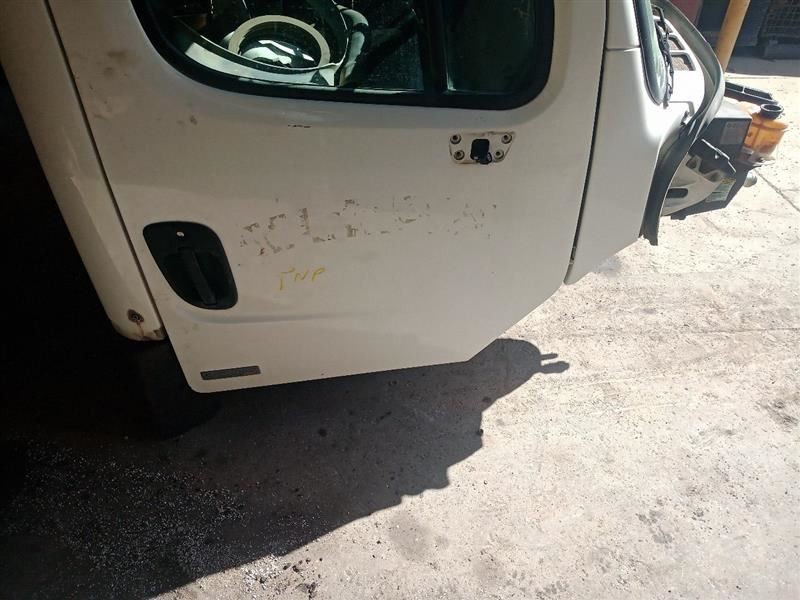 2005 Freightliner M2 Passenger Front Door, Manual   (10329871