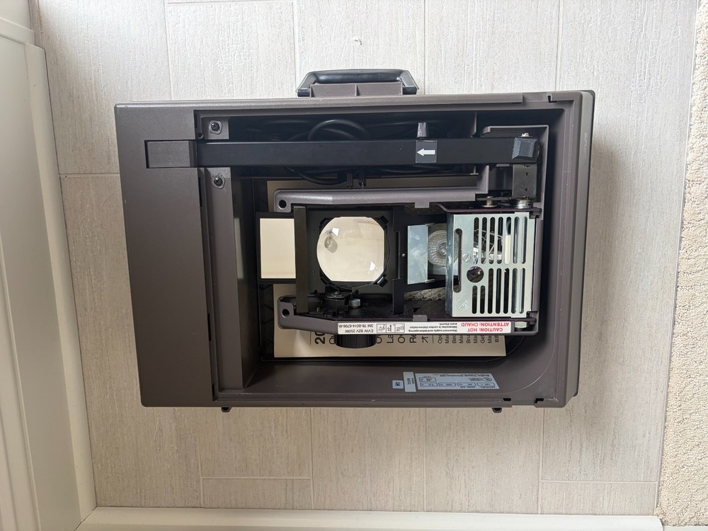 3M 2000AG Compact Portable Overhead Projector