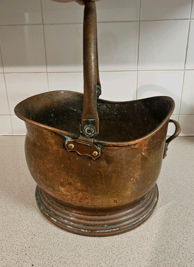 A stunning quality Large Antique Copper Coal Scuttle,Fireside.