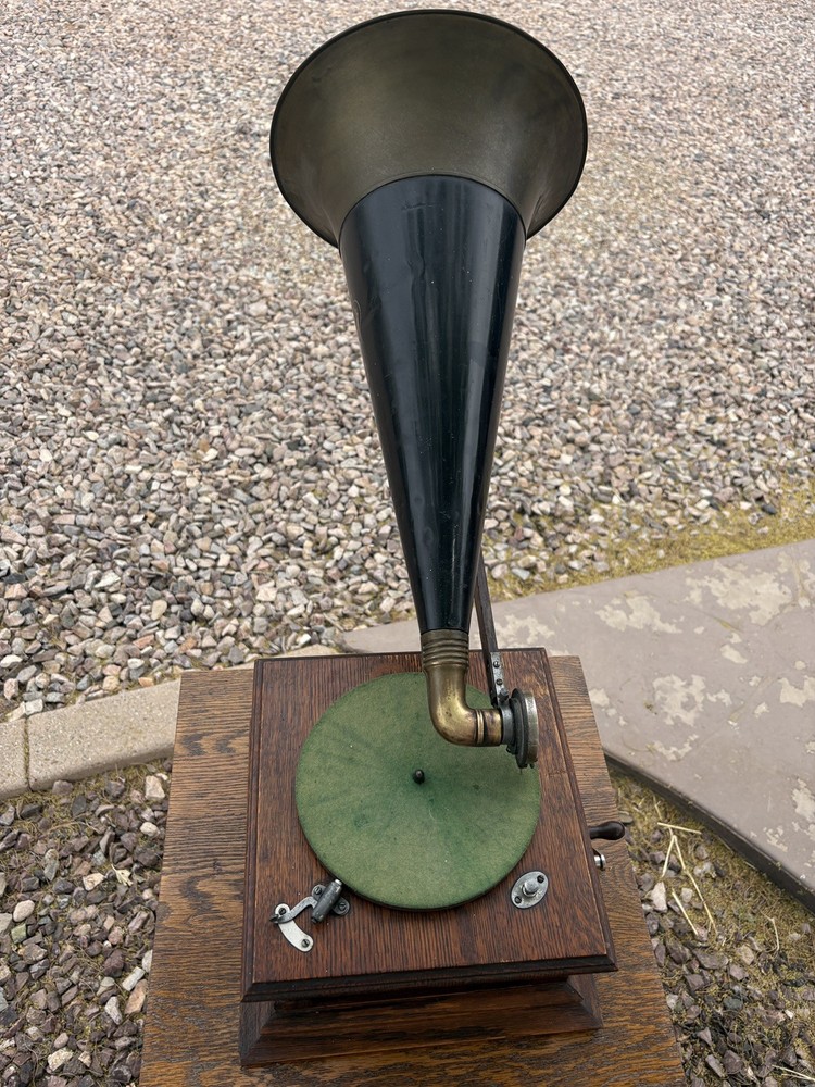 Victor E ( Monarch Junior)  Phonograph with Front-Mounted Brass Horn