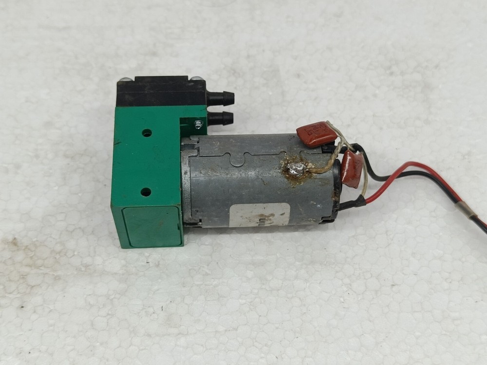 Thomas 5002F 5300-1002 Liquid Diaphragm Pump Voltage 12V DC *WORKING*
