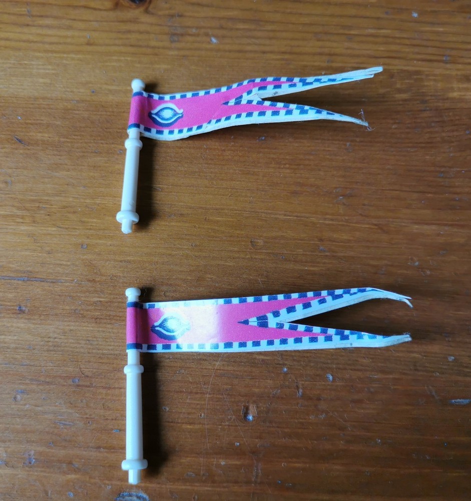 Dark World Game 2 X Flag Poles and Flags Waddingtons 1992 (2)