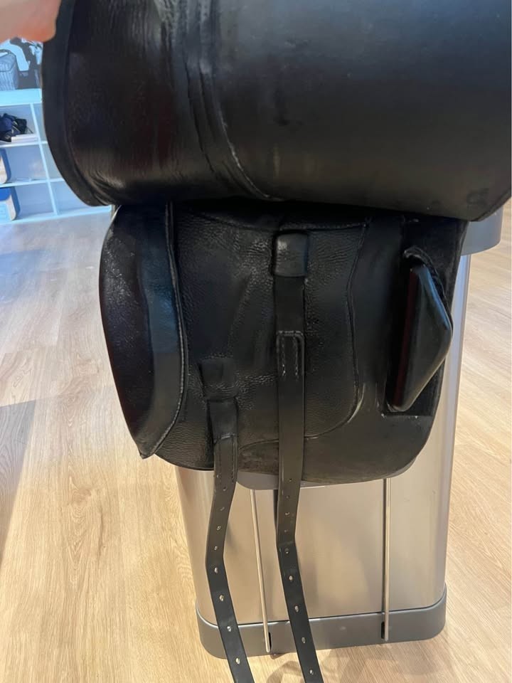 Ansur Treeless Saddle -Black - 18" Seat