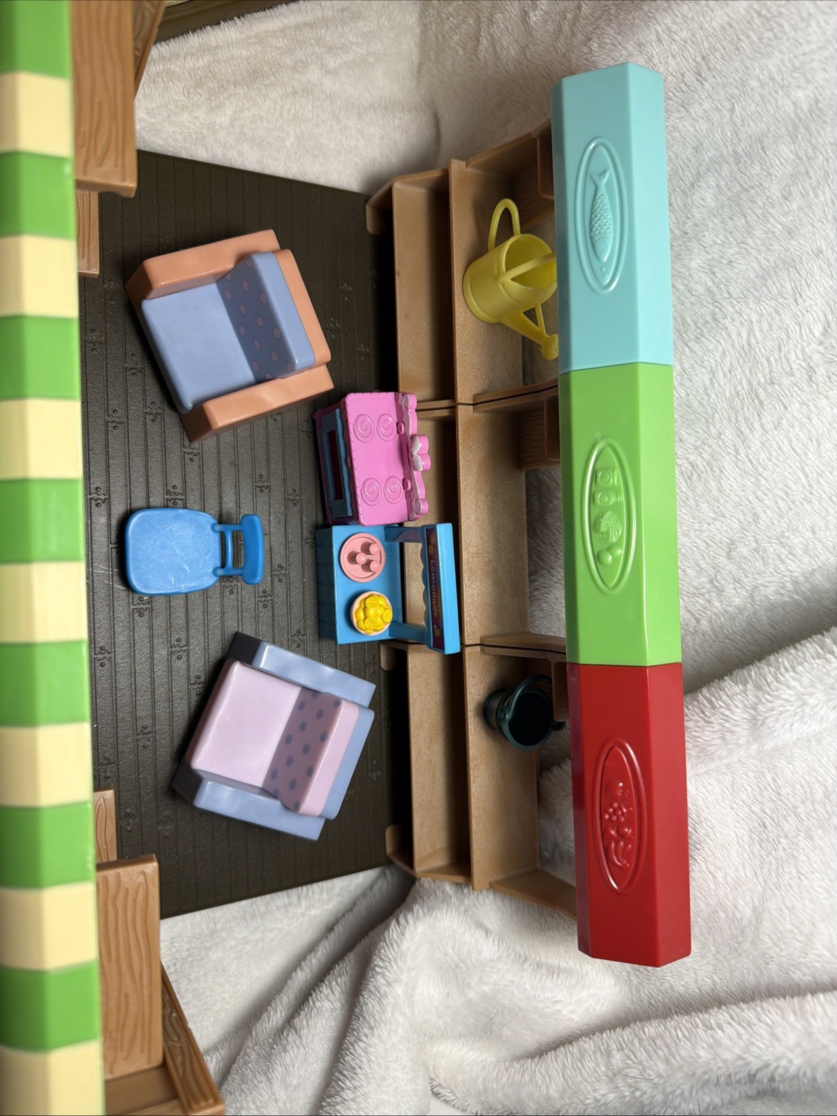 Woodzeez House & Farm Stand W 13 Figures and Lots of Accessories for Family Fun