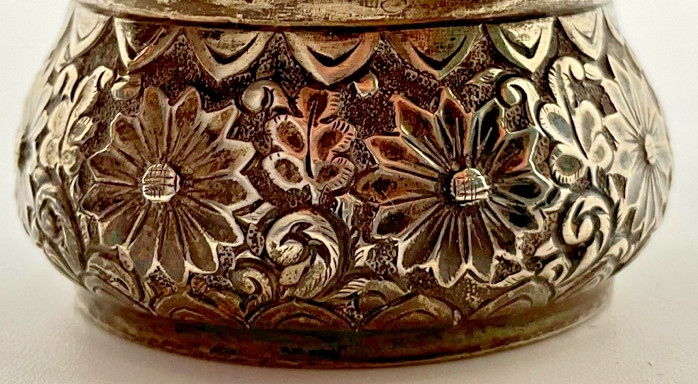 S Kirk & Son Sterling Silver Repousse Salt Cellar + 6 Spoons - 925 Sterling